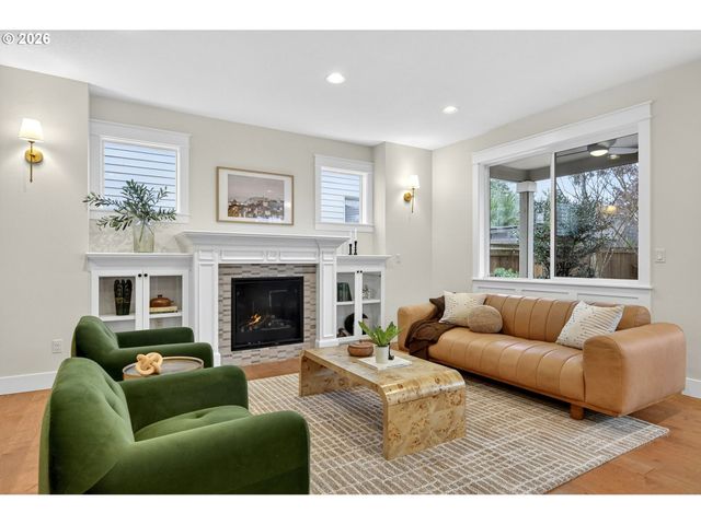 8965 N CLARENDON Ave, Portland, OR 97203