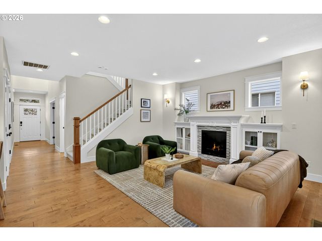 8965 N CLARENDON Ave, Portland, OR 97203