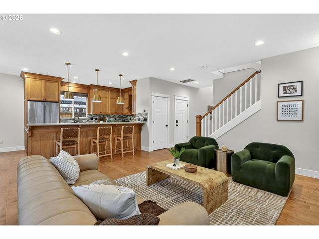 8965 N CLARENDON Ave, Portland, OR 97203