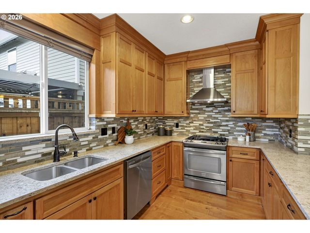 8965 N CLARENDON Ave, Portland, OR 97203