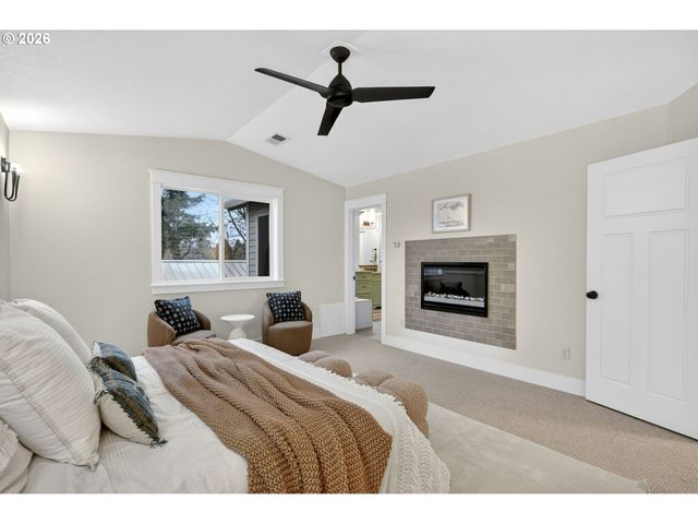 8965 N CLARENDON Ave, Portland, OR 97203