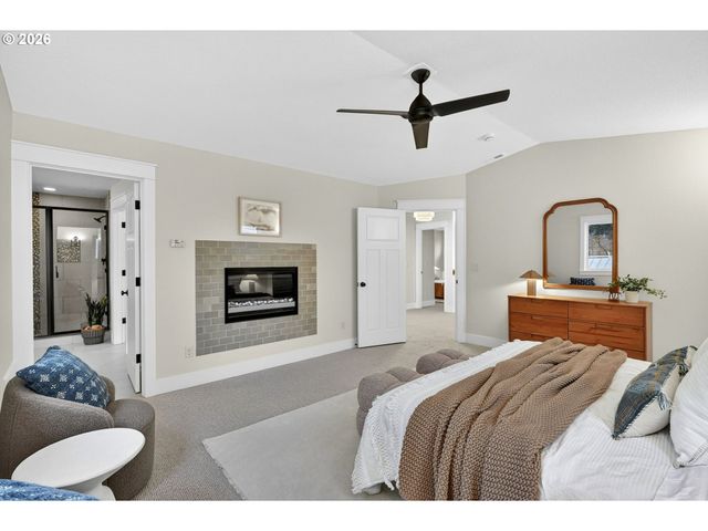 8965 N CLARENDON Ave, Portland, OR 97203