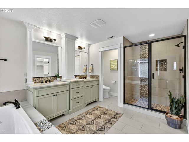 8965 N CLARENDON Ave, Portland, OR 97203