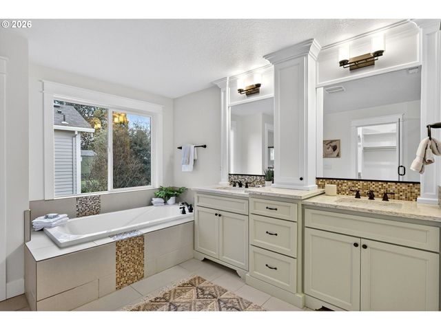 8965 N CLARENDON Ave, Portland, OR 97203