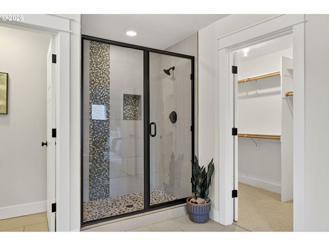 8965 N CLARENDON Ave, Portland, OR 97203