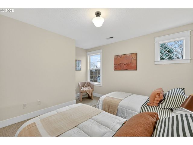 8965 N CLARENDON Ave, Portland, OR 97203