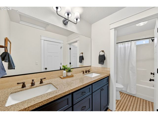 8965 N CLARENDON Ave, Portland, OR 97203