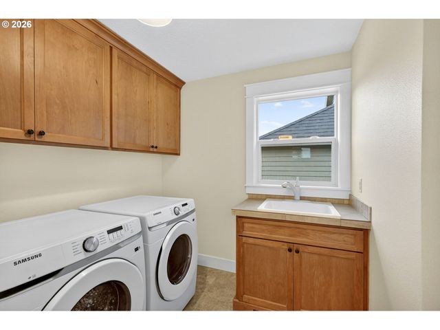 8965 N CLARENDON Ave, Portland, OR 97203