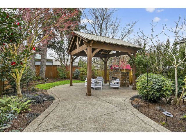 8965 N CLARENDON Ave, Portland, OR 97203