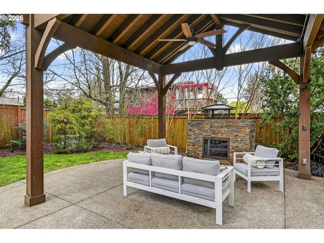 8965 N CLARENDON Ave, Portland, OR 97203