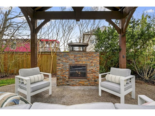 8965 N CLARENDON Ave, Portland, OR 97203