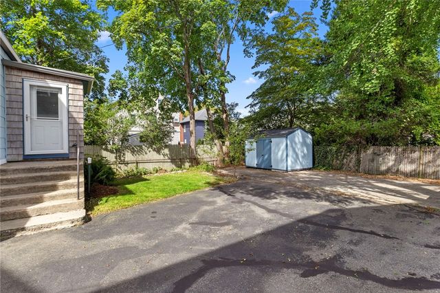 15 Bradford Avenue, Newport, RI 02840