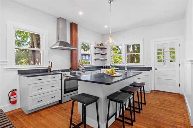 15 Bradford Avenue, Newport, RI 02840