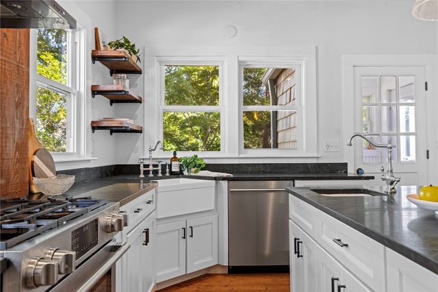 15 Bradford Avenue, Newport, RI 02840