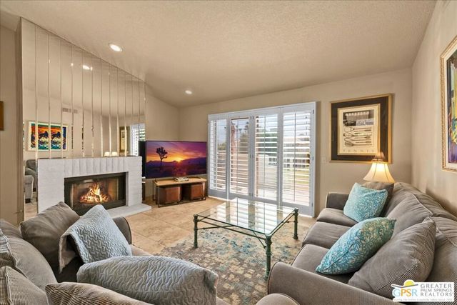688 Vista Lago Circle, Palm Desert, CA 92211