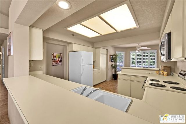 688 Vista Lago Circle, Palm Desert, CA 92211