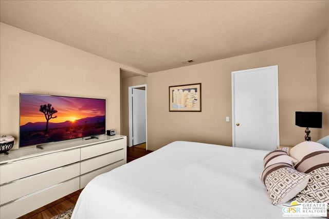 688 Vista Lago Circle, Palm Desert, CA 92211
