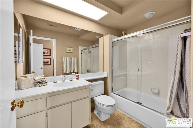 688 Vista Lago Circle, Palm Desert, CA 92211