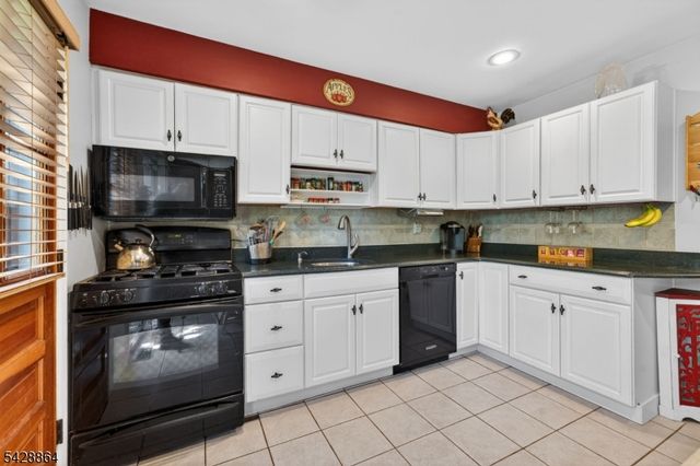 17 Lynn Ct, Hillsborough Twp., NJ 08844
