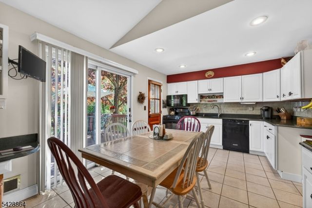 17 Lynn Ct, Hillsborough Twp., NJ 08844