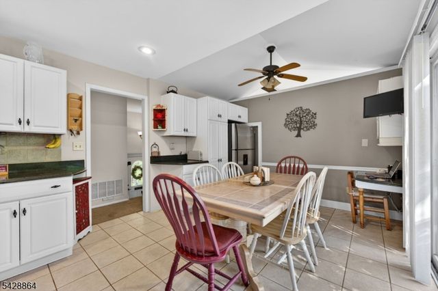 17 Lynn Ct, Hillsborough Twp., NJ 08844