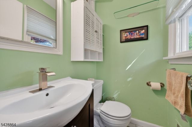 17 Lynn Ct, Hillsborough Twp., NJ 08844