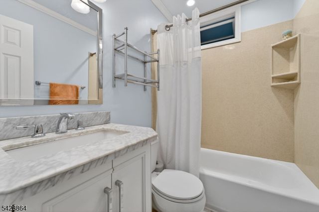 17 Lynn Ct, Hillsborough Twp., NJ 08844