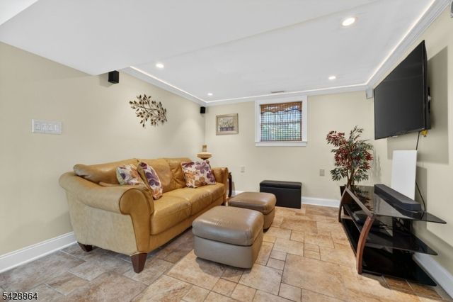 17 Lynn Ct, Hillsborough Twp., NJ 08844
