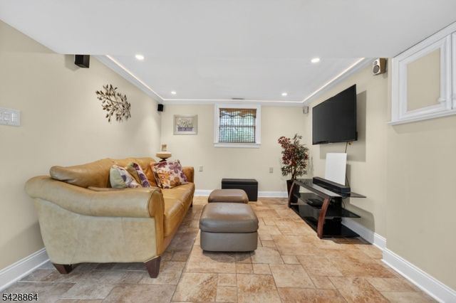 17 Lynn Ct, Hillsborough Twp., NJ 08844
