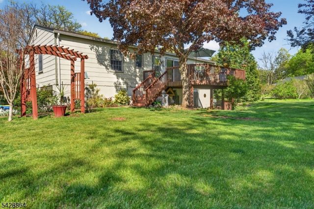 17 Lynn Ct, Hillsborough Twp., NJ 08844