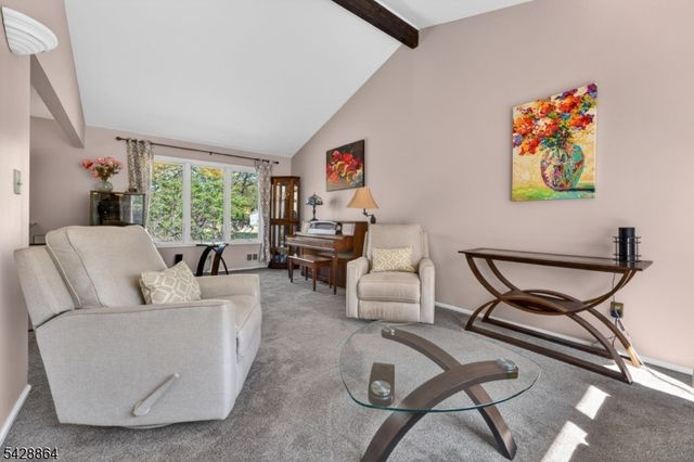 17 Lynn Ct, Hillsborough Twp., NJ 08844