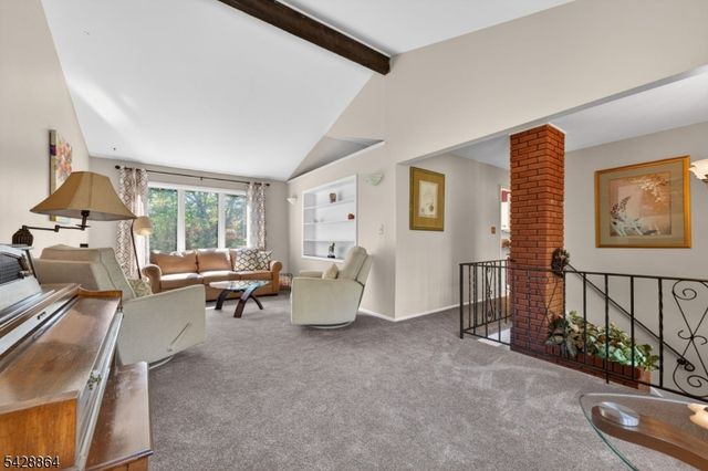 17 Lynn Ct, Hillsborough Twp., NJ 08844