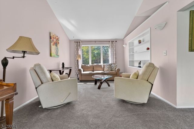 17 Lynn Ct, Hillsborough Twp., NJ 08844