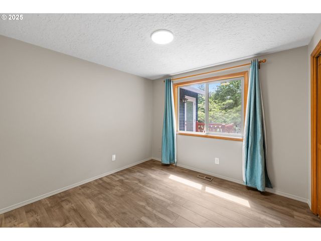 4032 Ne MEADOW Ln, Hillsboro, OR 97124