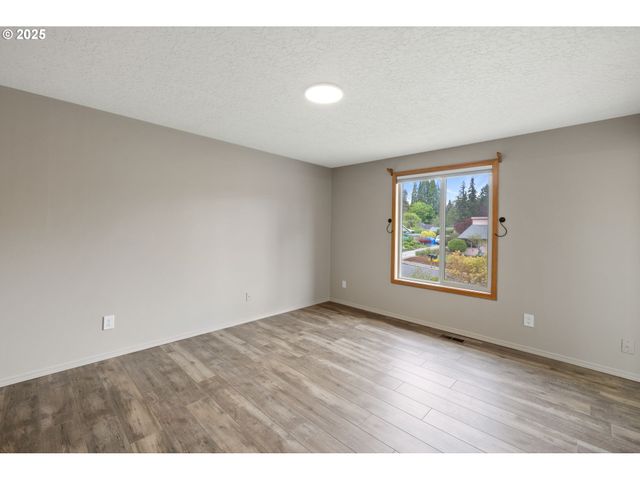 4032 Ne MEADOW Ln, Hillsboro, OR 97124
