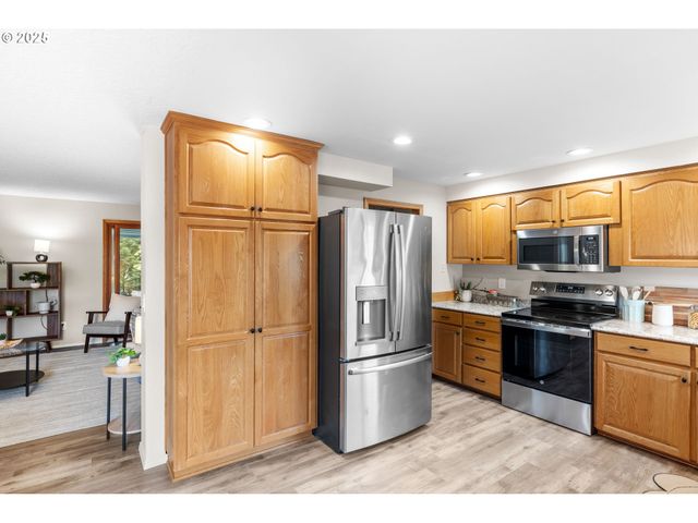 4032 Ne MEADOW Ln, Hillsboro, OR 97124