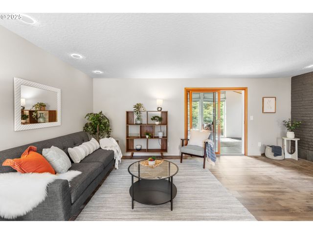 4032 Ne MEADOW Ln, Hillsboro, OR 97124