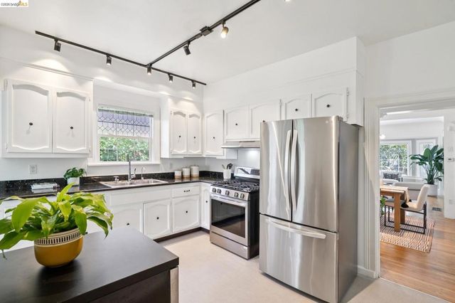 688 31St St, Oakland, CA 94609
