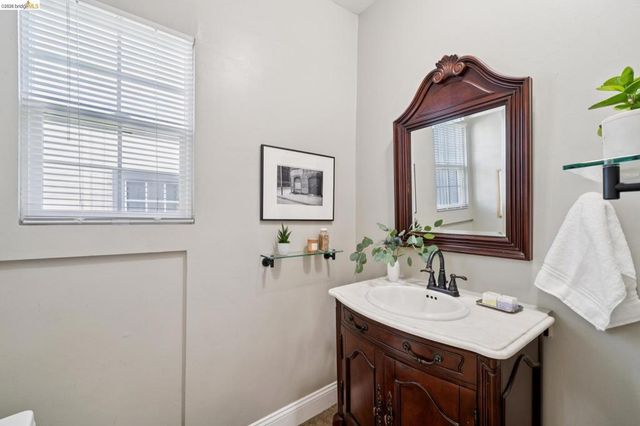 688 31St St, Oakland, CA 94609