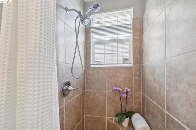 688 31St St, Oakland, CA 94609
