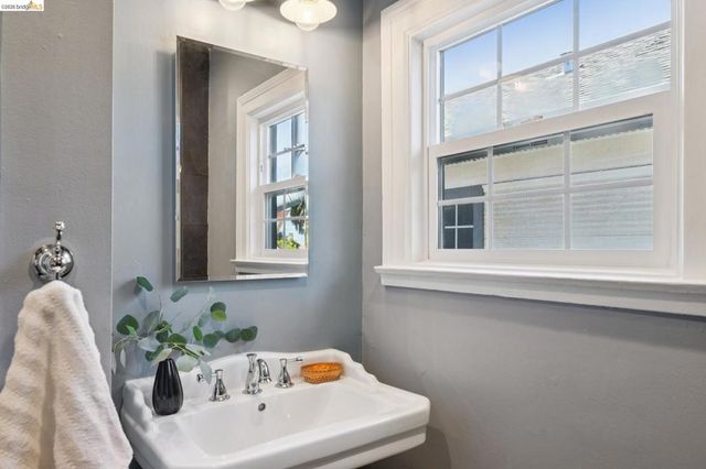 688 31St St, Oakland, CA 94609