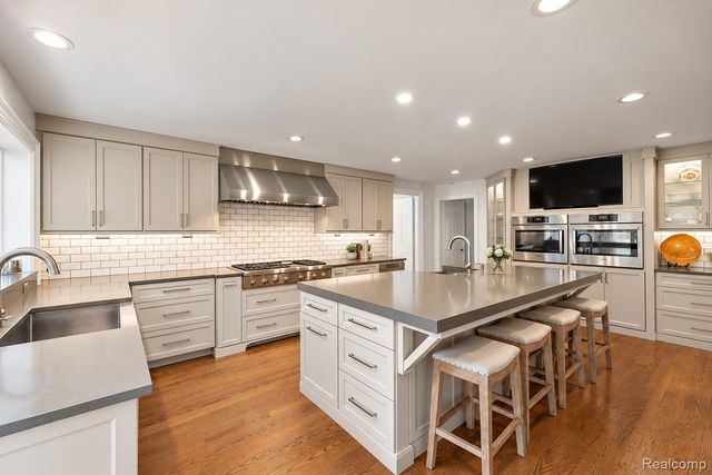 232 Guilford Road, Bloomfield Hills, MI 48304