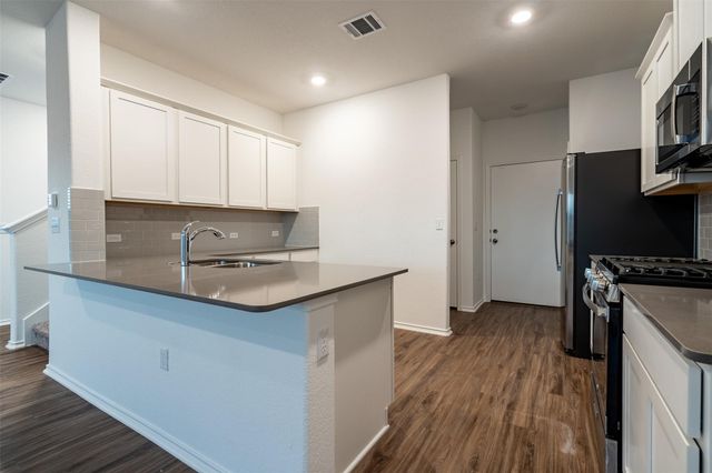 7100 Dancing Wind LN, Del Valle, TX 78617