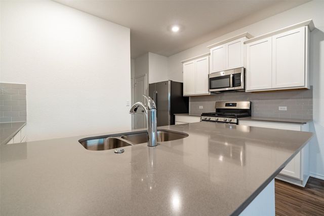 7100 Dancing Wind LN, Del Valle, TX 78617