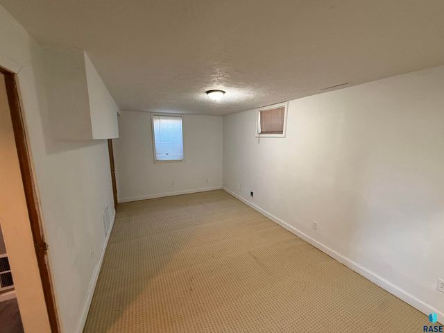 1300 S Point Dr Drive, Sioux Falls, SD 57103