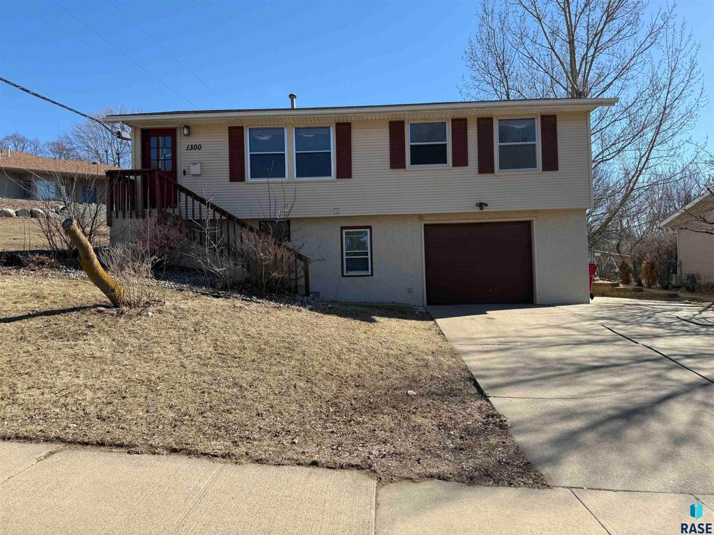 1300 S Point Dr Drive, Sioux Falls, SD 57103