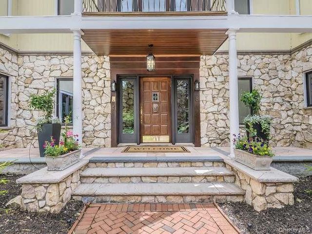 8 Harbor Acres Road, Sands Point, NY 11050