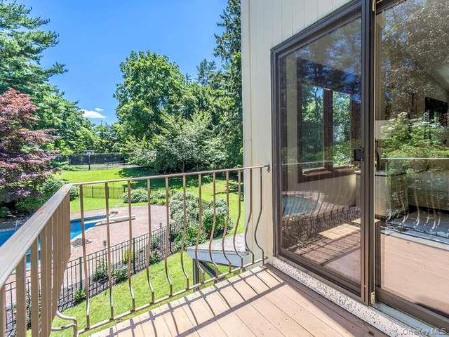 8 Harbor Acres Road, Sands Point, NY 11050