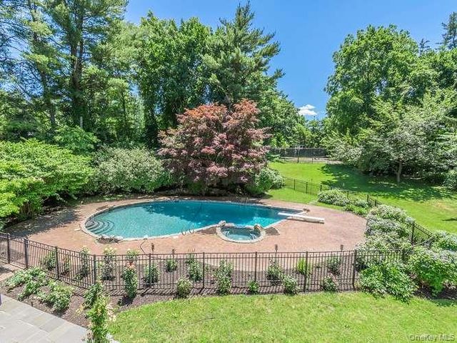 8 Harbor Acres Road, Sands Point, NY 11050