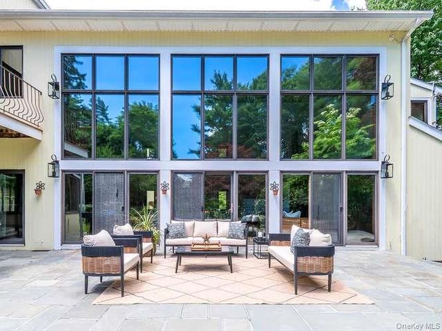 8 Harbor Acres Road, Sands Point, NY 11050